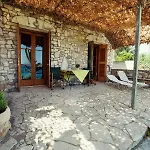 Grekis And Petalídhion