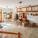 Grekis And Aparthotel Petalídhion