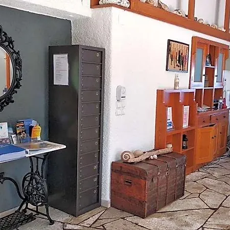 Grekis And Apartmanhotel Petalídi