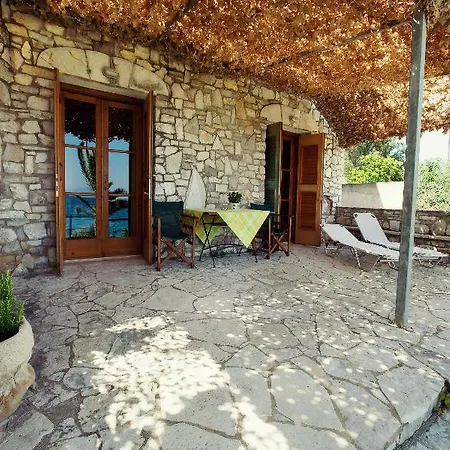 Grekis And Petalídhion