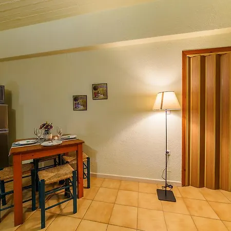 Grekis And Petalídhion