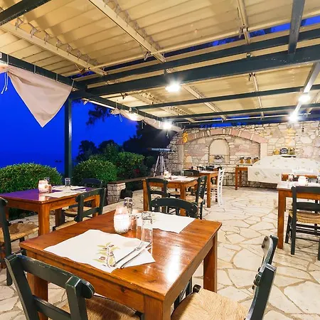 Grekis And Petalídhion