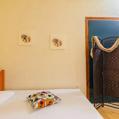 Grekis And Petalídhion