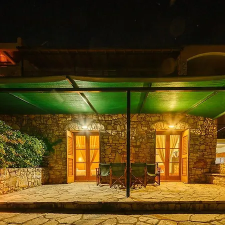 Grekis And Petalídhion