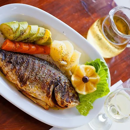 Grekis And Petalídhion