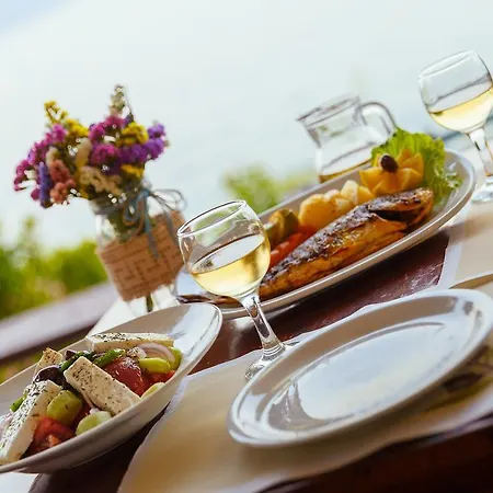 Grekis And Petalídhion