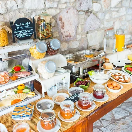 Grekis And Petalídhion