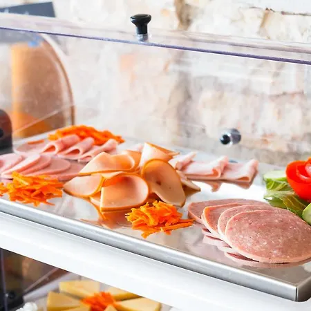 Grekis And Petalídhion