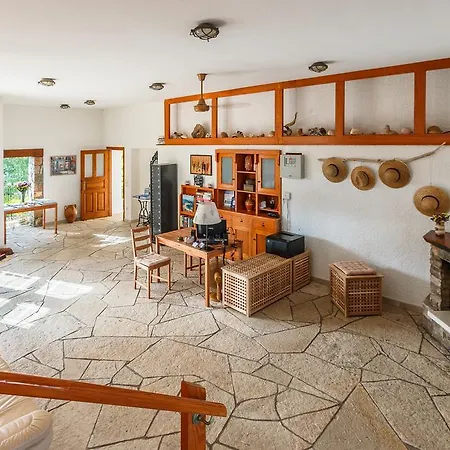 Grekis And Petalídhion