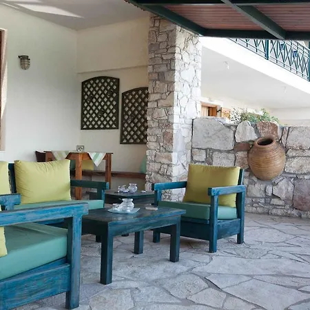 Grekis And Aparthotel Petalídhion