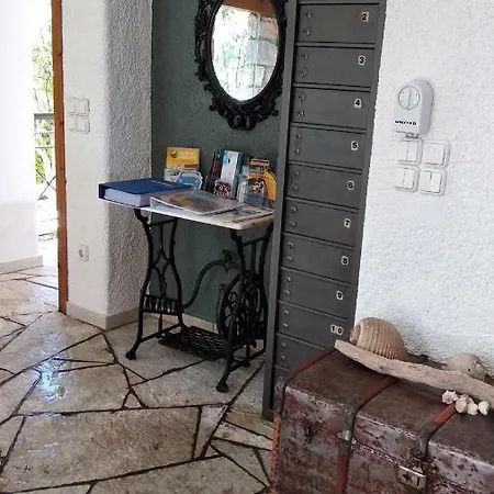 Grekis And Petalídhion