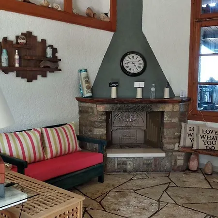 Grekis And Petalídhion