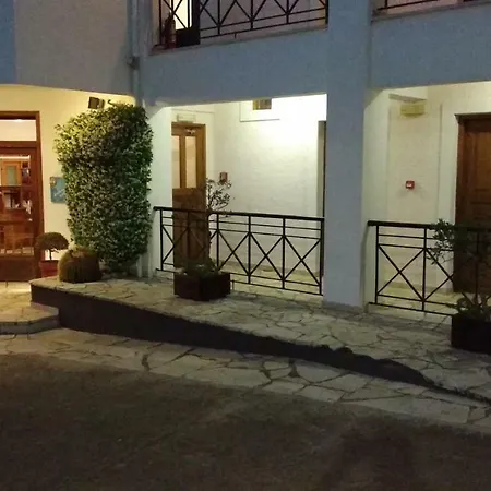 Grekis And Aparthotel