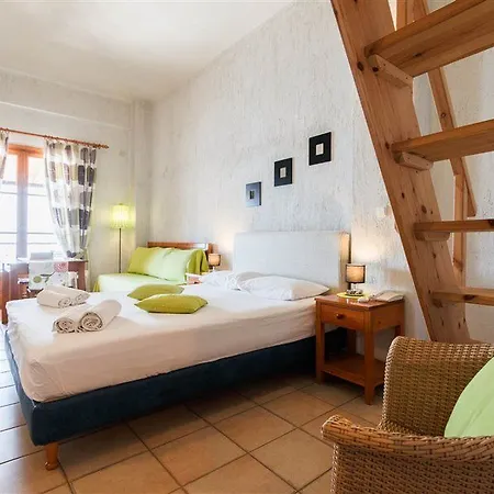 Grekis And Aparthotel Petalídhion